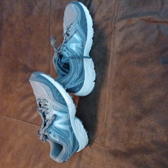 NEW BALANCE, EUC WOMENS SHOES, SIZE 8. GRAY, BLUE, AND WHITE AND BLUE SOLES. - Picture 8 of 9